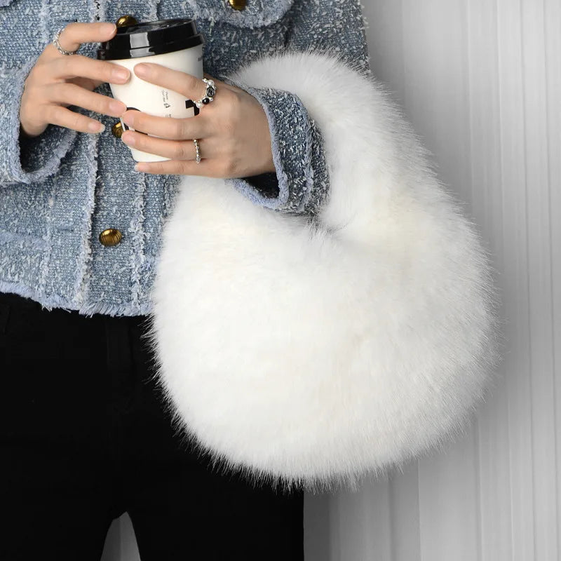 Sac demi-lune femme en fausse fourrure – doux et tendance