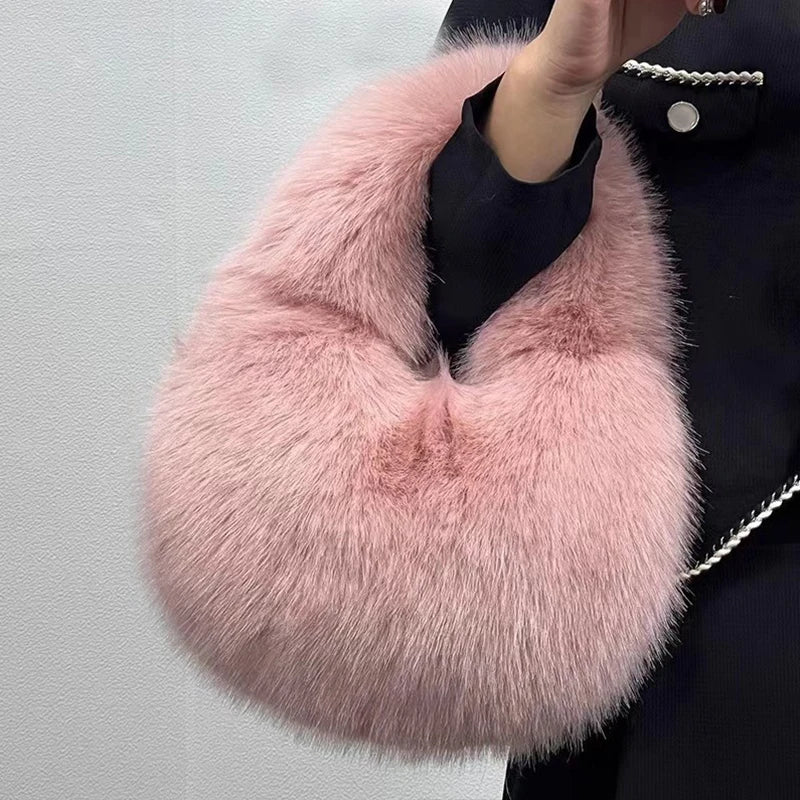 Sac demi-lune femme en fausse fourrure – doux et tendance