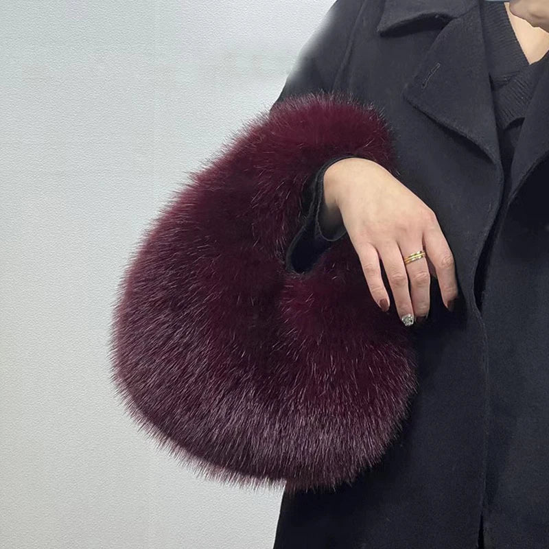 Sac demi-lune femme en fausse fourrure – doux et tendance