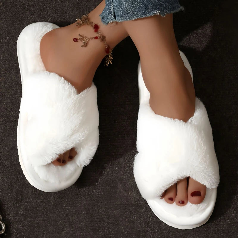 Chaussons femme moelleux en fausse fourrure – mules croisées