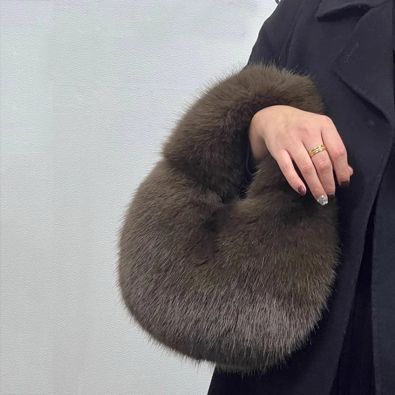 Sac demi-lune femme en fausse fourrure – doux et tendance