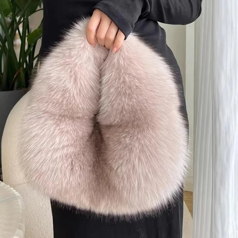 Sac demi-lune femme en fausse fourrure – doux et tendance
