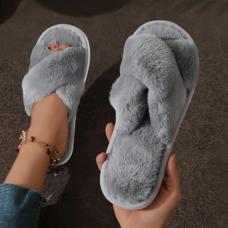 Chaussons femme moelleux en fausse fourrure – mules croisées