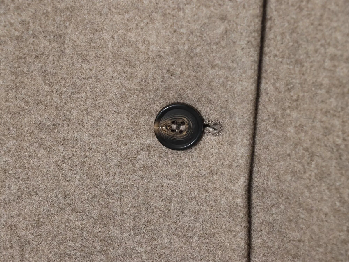 Manteau femme ample à col montant – boutonné, style minimaliste