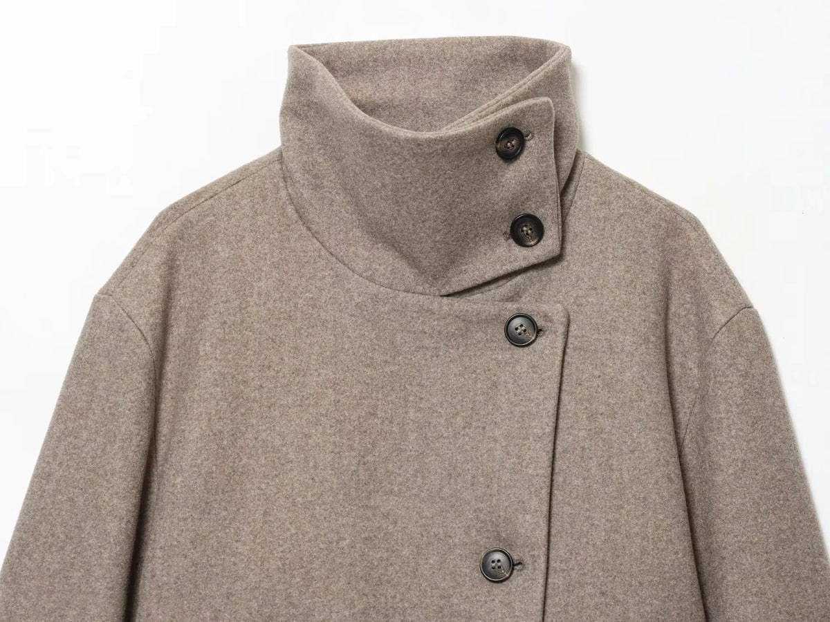 Manteau femme ample à col montant – boutonné, style minimaliste