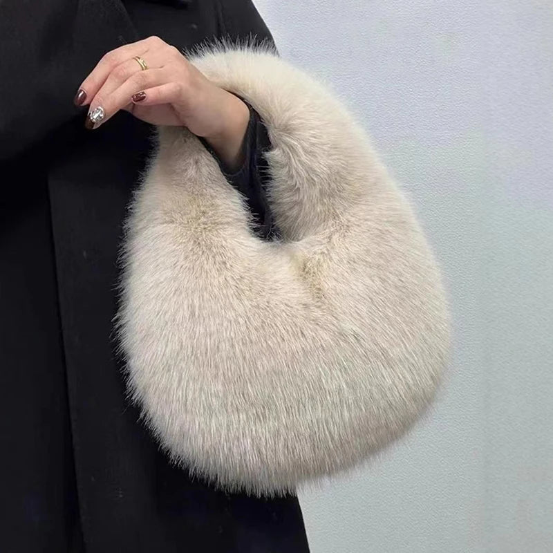 Sac demi-lune femme en fausse fourrure – doux et tendance