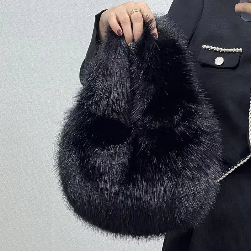 Sac demi-lune femme en fausse fourrure – doux et tendance