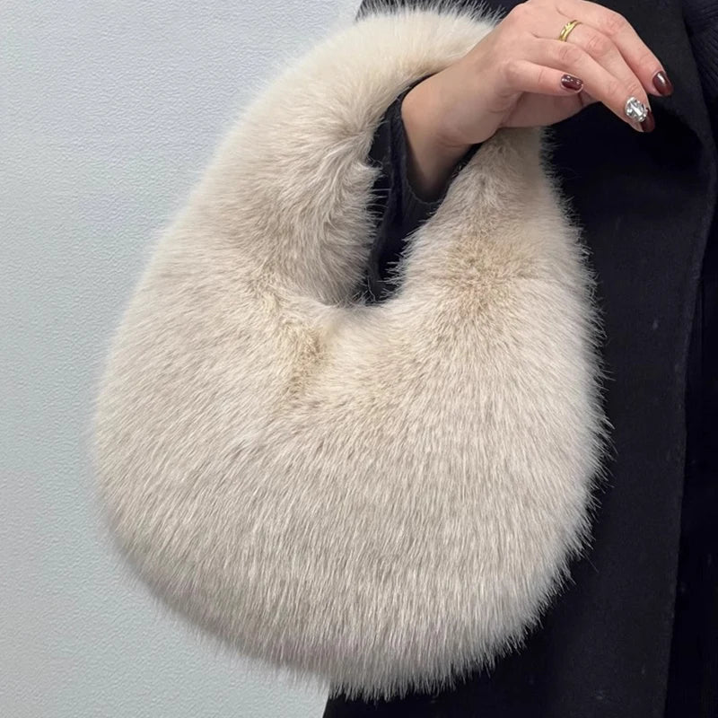 Sac demi-lune femme en fausse fourrure – doux et tendance