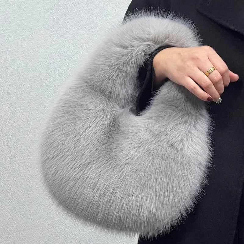 Sac demi-lune femme en fausse fourrure – doux et tendance