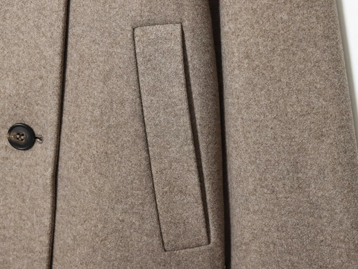Manteau femme ample à col montant – boutonné, style minimaliste